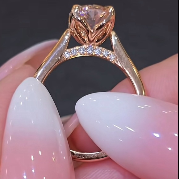 Lab grown pink oval ring - Picture 3 of 8